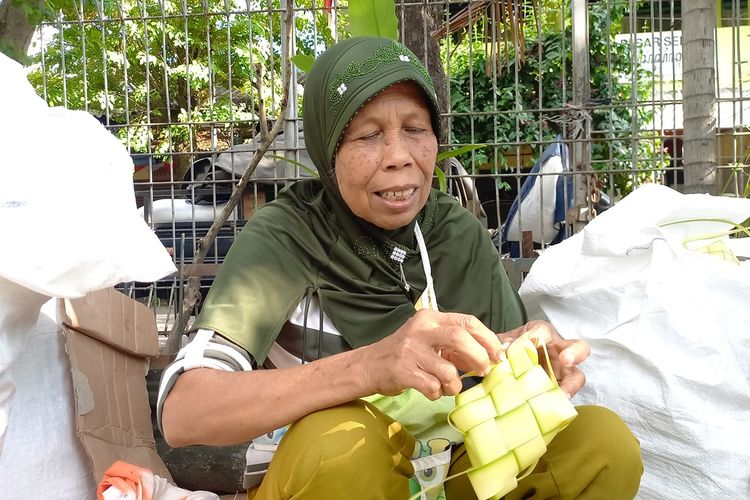 walsilah dan nur cahyo saat menganyam kulit ketupat, Rabu (19/4/2023)