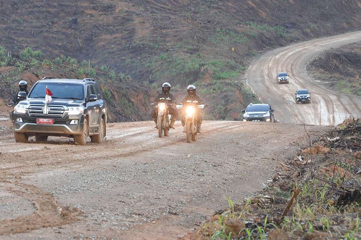 Mobil yang membawa Presiden Joko Widodo melewati jalan berlumpur saat meninjau lokasi rencana ibu kota baru di Sepaku, Penajam Paser Utara, Kalimantan Timur, Selasa (17/12/2019). Jokowi mengaku puas setelah meninjau lokasi tersebut yang nantinya akan dibangun kluster pemerintahan, termasuk Istana Kepresidenan.