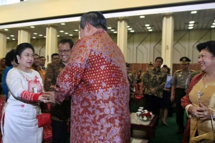 Presiden Susilo Bambang Yudhoyono berjabat tangan dengan mantan Presiden RI ke-5, Megawati Soekarnoputri usai acara memperingati Hari Kelahiran Pancasila di Gedung Majelis Pemusyawaratan Rakyat (MPR), Jakarta, Selasa (1/6/2010). Pada 1 Juni 1945 Bung Karno menyampaikan pidato tentang dasar-dasar bernegara yang kemudian diperingati sebagai Hari Kelahiran Pancasila.  