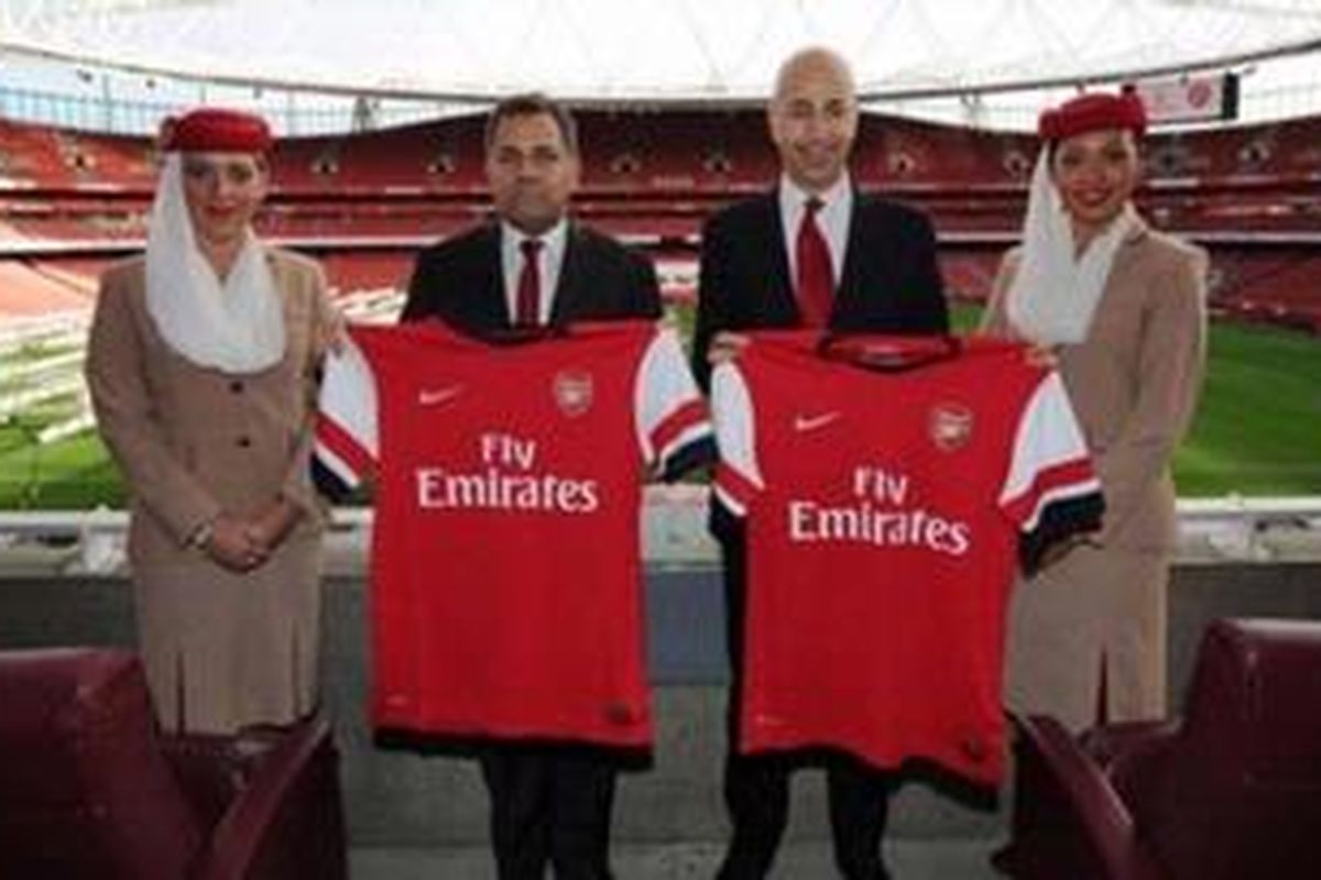 Arsenal akan memperpanjang kerja sama dengan Emirates untuk seragam tanding dan hak penamaan stadion.