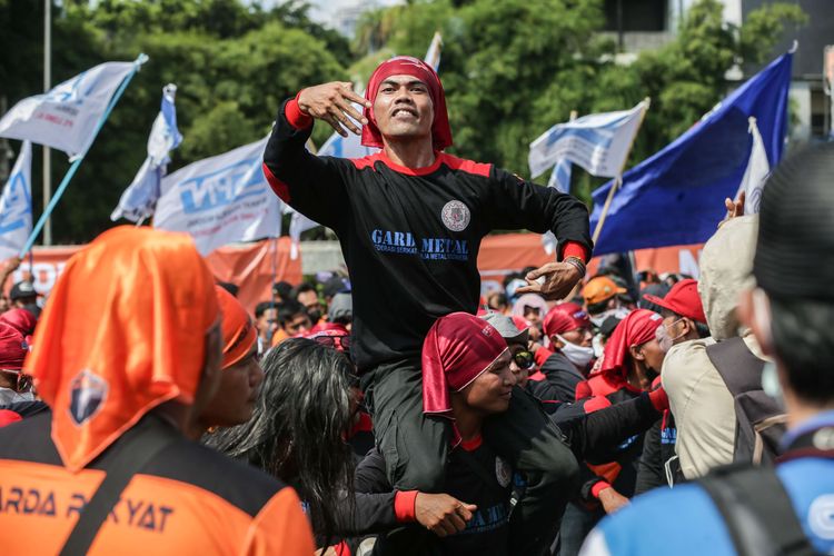 Massa dari elemen buruh melakukan demonstrasi di depan Gedung DPR/MPR RI, Jakarta, Selasa (6/9/2022). Mereka menolak kenaikan harga BBM.
