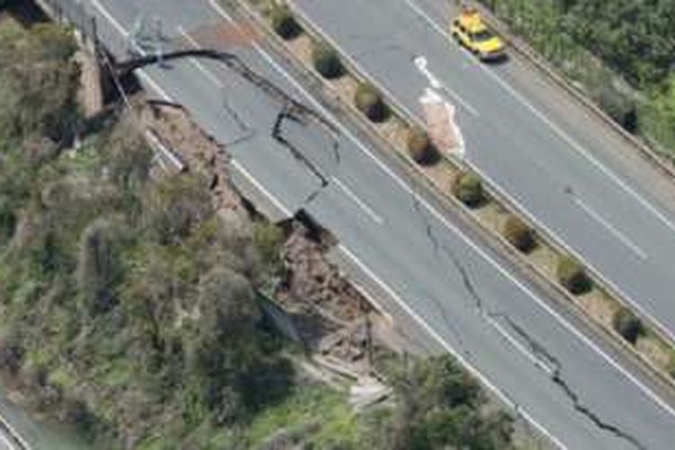 Gempa di Jepang selatan merusak jalan, jembatan, bangun, dan rumah penduduk.