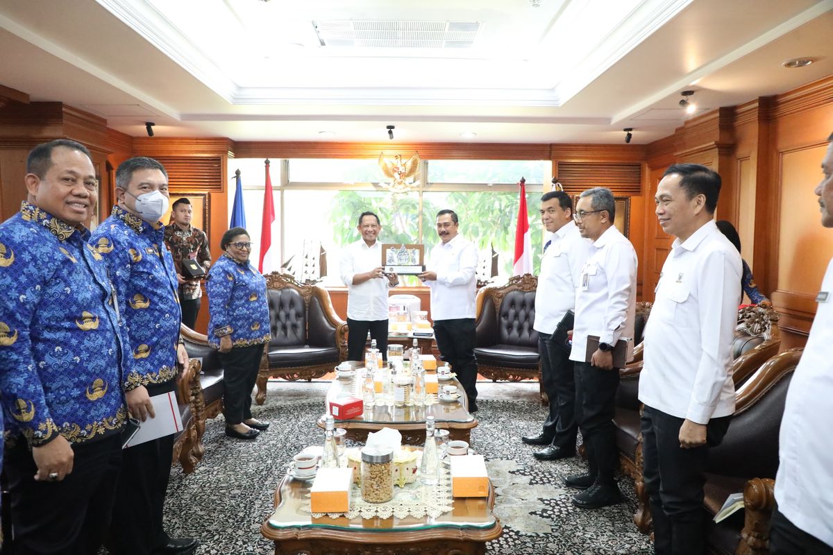 Mendagri mengadakan pertemuan dengan Menteri Imipas di Kantor Pusat Kementerian Dalam Negeri (Kemendagri), Jakarta, Senin (2/6/2025).