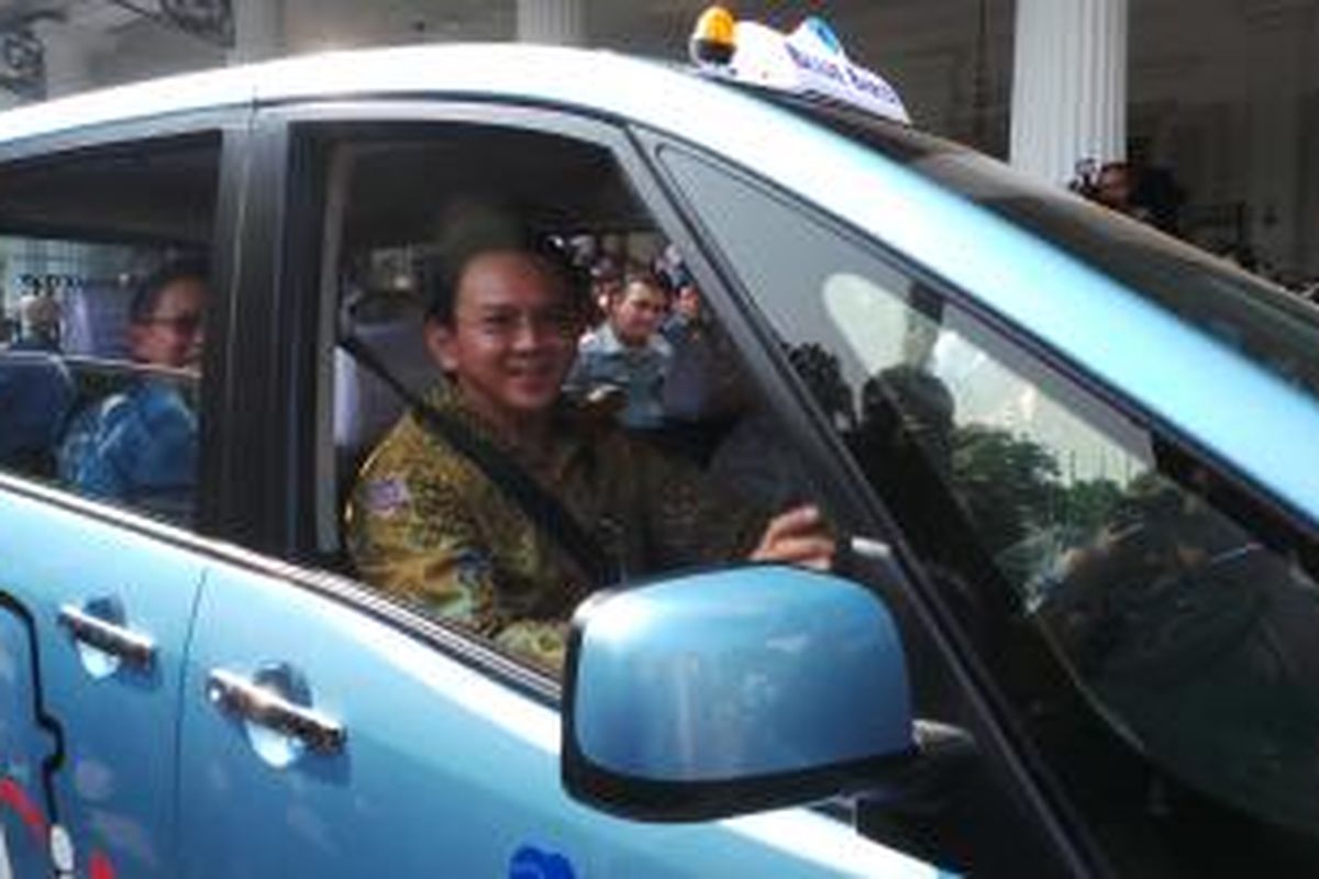 Wakil Gubernur DKI Jakarta Basuki Tjahaja Purnama menjajal taksi disabilitas Lifecare oleh Blue Bird, di Balaikota Jakarta, Rabu (10/9/2014).