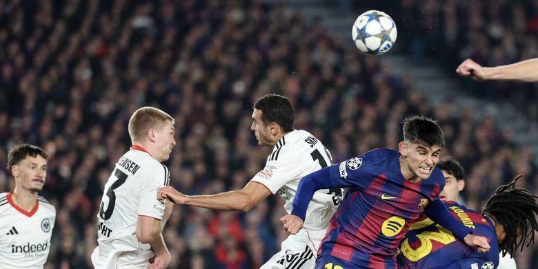 Gerard Martin (18) melakukan duel udara dalam pertandingan Liga Champions FC Barcelona vs Eintracht Frankfurt di Stadion Camp Nou di Barcelona pada 9 Desember 2025. (Foto oleh Lluis GENE / AFP)