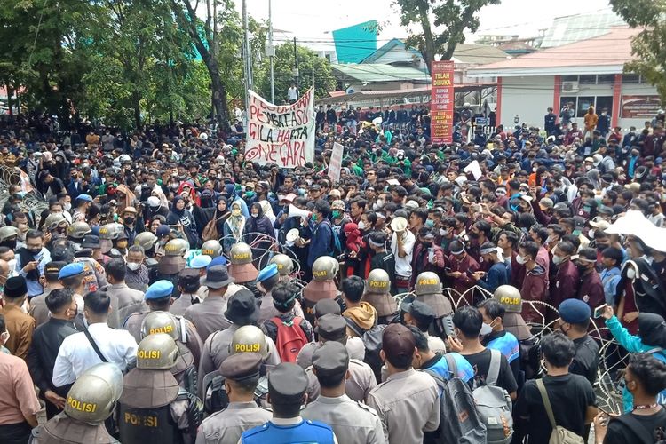 Ketua DPRD Sumbar Supardi temui mahasiswa yang demo di Gedung DPRD Sumbar, Senin (11/4/2022)