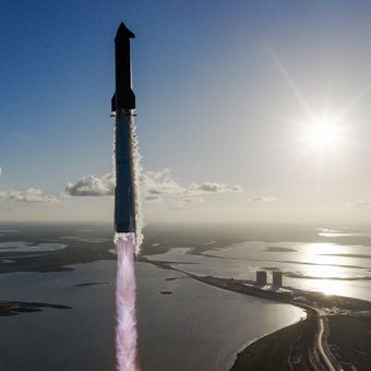 SpaceX tengah menyiapkan IPO pada 2026 dengan target dana lebih dari 25 miliar dollar AS. Jika terealisasi, valuasi perusahaan Elon Musk itu bisa melampaui 1 triliun dollar AS.