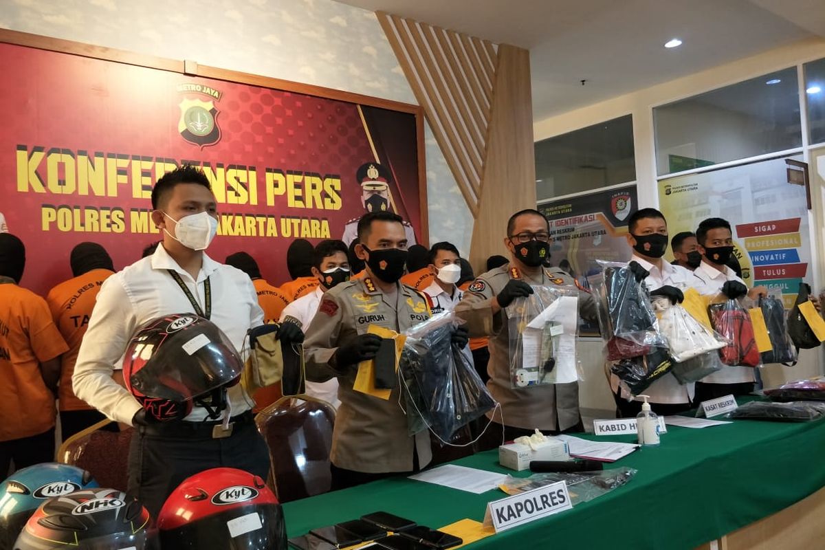 Polres Metro Jakarta Utara telah mengamankan 11 orang debt collector yang mencoba merampas kendaraan yang dibawa oleh anggota Badan Pembinaan Masyarakat (Babinsa) Semper Timur, Serda Nurhadi, Senin (10/5/2021)