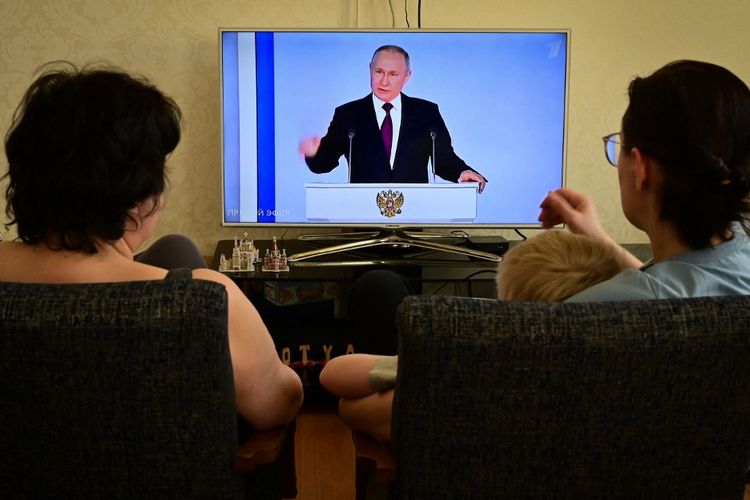Sebuah keluarga menonton siaran TV pidato kenegaraan tahunan Presiden Rusia Vladimir Putin di Moskwa pada Selasa (21/2/2023). Pada Sabtu (22/4/2023), Kementerian Luar Negeri Rusia menasihati warganya untuk menghindari perjalanan ke Kanada.