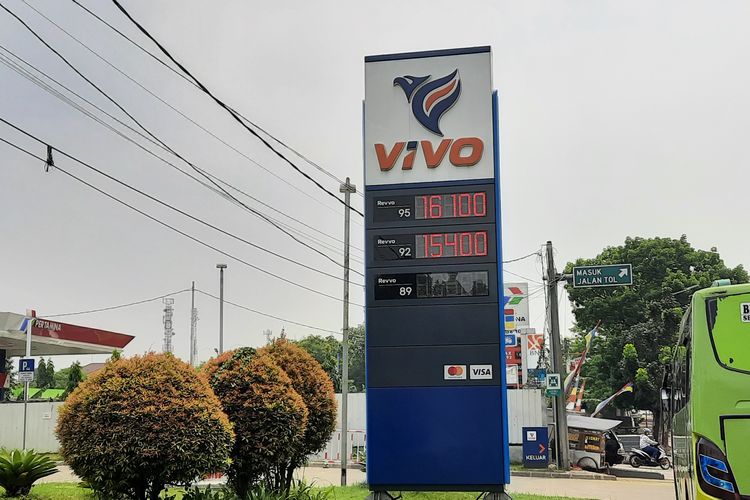 Stok bahan bakar minyak (BBM) jenis Revvo 89 di stasiun pengisian bahan bakar (SPBU) milik perusahaan swasta Vivo di Jalan Raya Mabes Hankam, Cipayung, Jakarta Timur, kosong. Pantauan di lokasi, Senin (5/9/2022) siang, tulisan harga Revvo 89 di papan informasi tampak tidak menyala.
