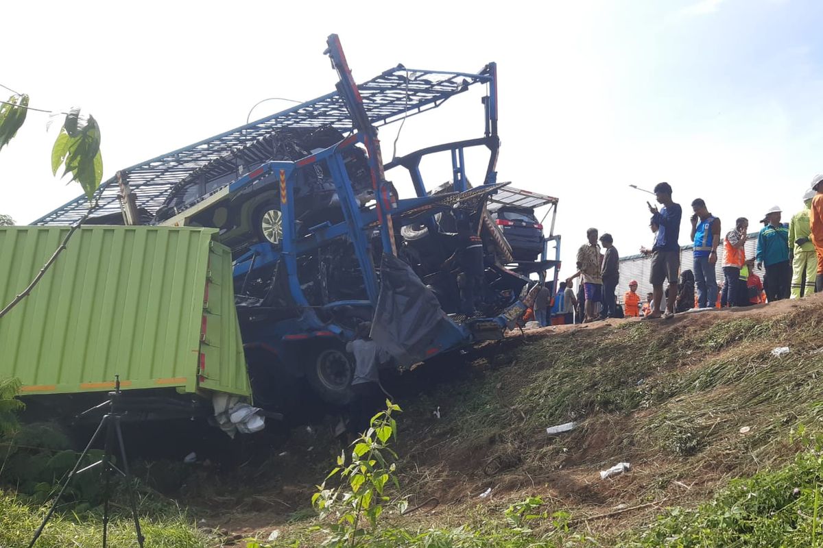 Kendaraan yang terlibat kecelakaan di di Tol Semarang-Solo tepatnya di KM 487+600 atau persis di timur rest area Km 487 Boyolali, Jawa Tengah, pada Jumat (14/4/2023) pagi.