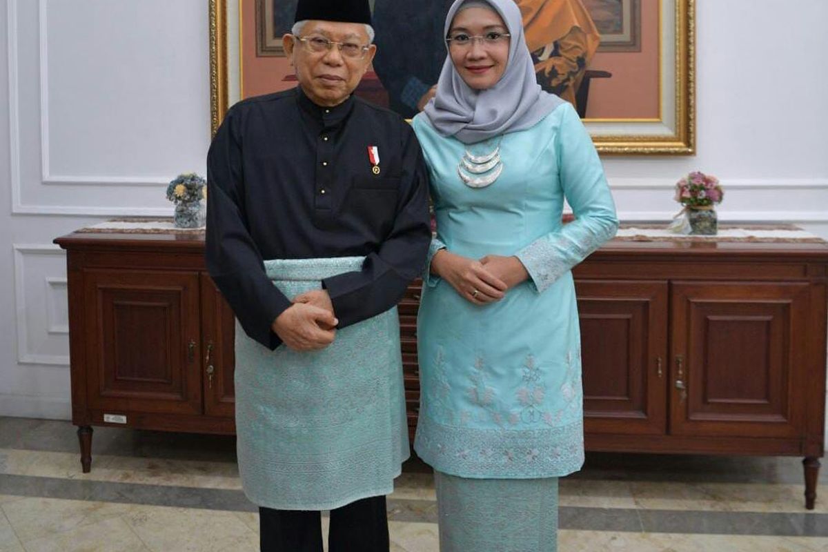Wakil Presiden Maruf Amin dan istrinya Wurry Maruf Amin mengenakan pakaian adat Melayu dan baju kurung modern sebelum melaksanakan upacara peringatan HUT ke-75 RI di Istana Merdeka, Jakarta, Senin (17/8/2020).