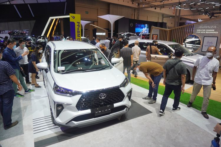 Banyak orang penasaran dengan Veloz terbaru di booth Toyota pada GIIAS 2021.