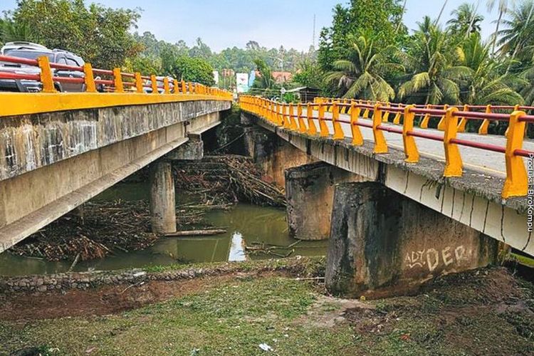 Jembatan Kiambang di Kabupaten Padang Sariaman, Sumatera Barat (Sumbar).