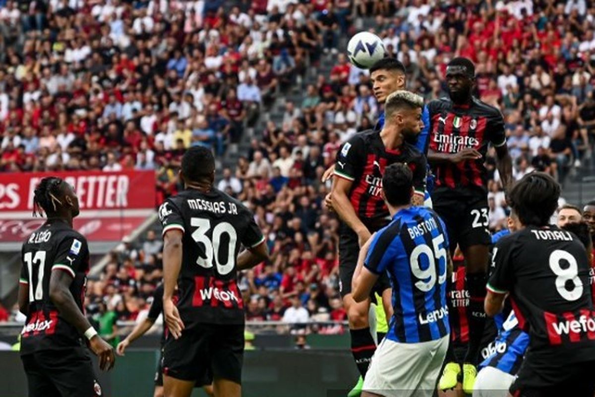Olivier Giroud dan Joaquin Correa berebut bola di udara dalam laga Liga Italia 2022-2023 Milan vs Inter di Stadion San Siro, 9 September 2022. Terkini, Supercoppa Italiana atau Piala Super Italia 2023 akan menyuguhkan laga Milan vs Inter di Stadion Internasional King Fahd, Riyadh, Arab Saudi, Rabu 18 Januari 2023.