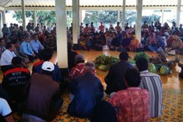 Ratusan warga WTT saat berdialog di kantor Kepatihan Yogyakarta