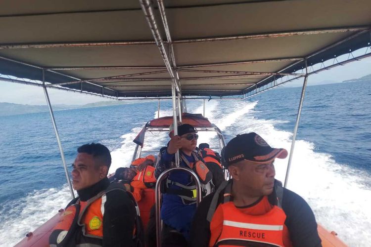 Tim SAR melakukan pencarian terhadap seorang penumpang perahu yang hilang di peraiaran Pulau Haruku, Maluku Tengah, Senin (6/11/2023)