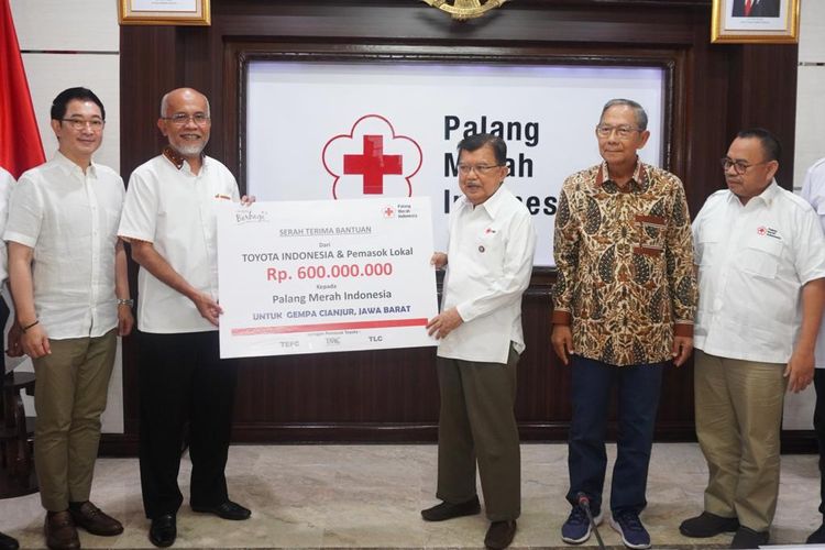 Presiden Direktur PT Toyota Motor Manufacturing Indonesia (TMMIN) Warih Andang Tjahjono (kedua kiri)  menyerahkan secara simbolis bantuan Toyota Indonesia  melalui TMMIN beserta perusahaan pemasok lokal Toyota yang tergabung dalam Toyota Manufacturers Club (TMClub),   Toyota Logistic Community (TLC), dan Toyota Equipment and Facility Community (TEFC) senilai Rp 600 juta untuk korban bencana alam gempa bumi Cianjur kepada Palang Merah Indonesia (PMI).