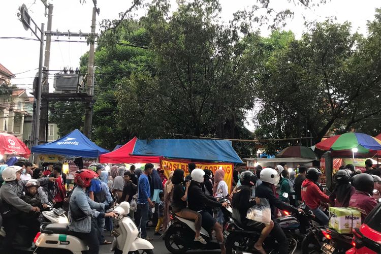 Kondisi Pasar Takjil di Jalan Soekarno Hatta, Kota Malang pada Minggu (26/3/2023). 