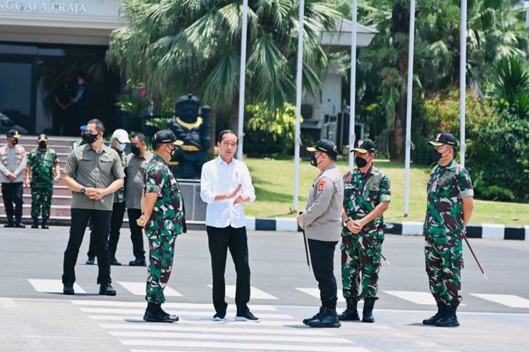 Presiden Joko Widodo saat akan bertolak dari Bandara Halim Perdanakusuma, Jakarta menuju ke Bandar Udara Internasional Haluoleo, Kabupaten Konawe Selatan, Sulawesi Tenggara, Senin (26/9/2022). 