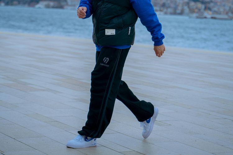 Ilustrasi Pria Memaka Joggers