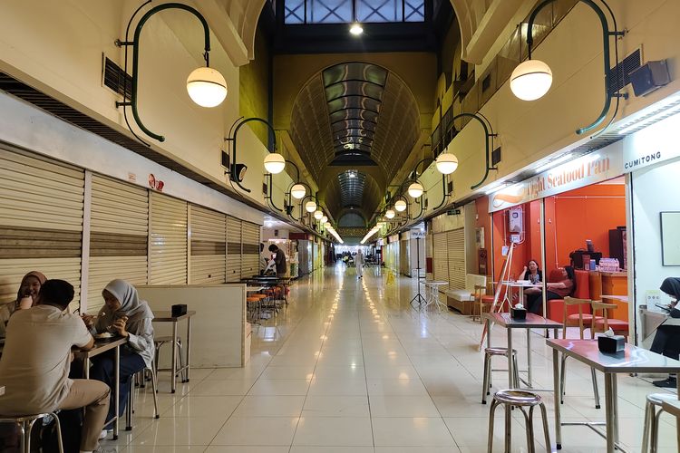 Suasana kawasan kuliner Blok M Hub pada malam hari, Kamis (4/9/2025). 