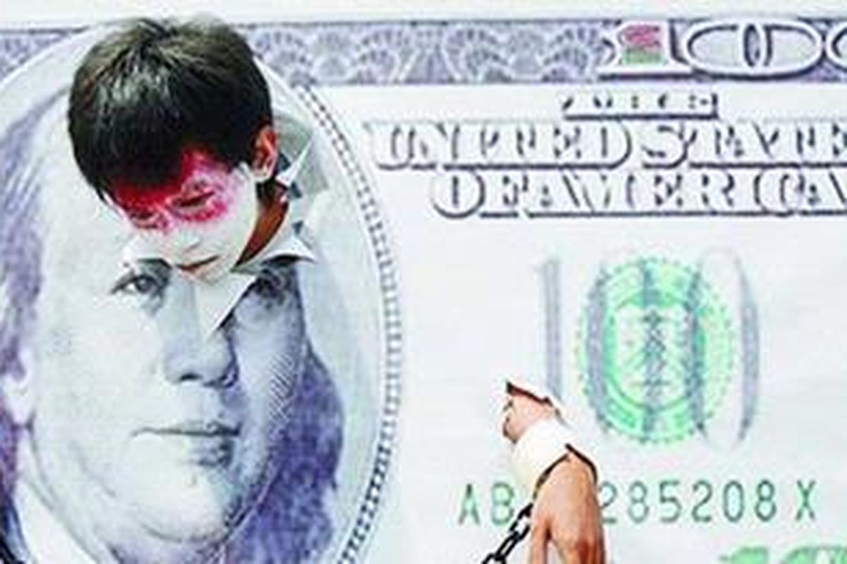 Aksi teatrikal aktivis Koalisi Anti Utang di Bundaran Hotel Indonesia (HI) di Jakarta. 