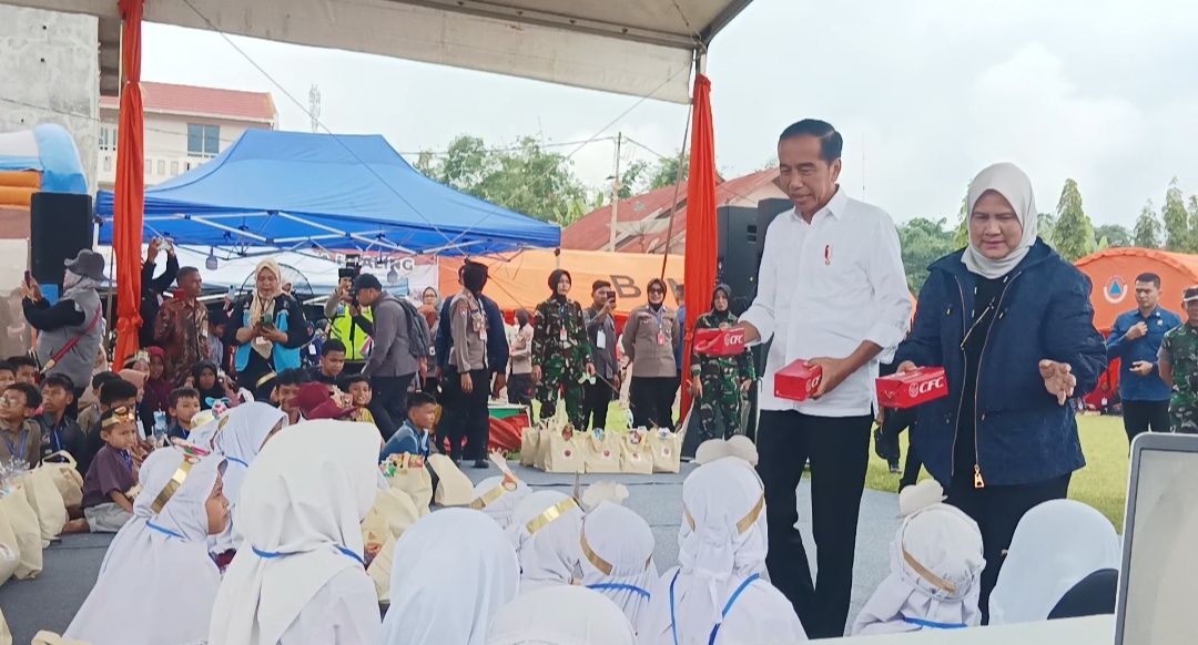 Jokowi dan Iriana Bagikan Makan Siang untuk Anak-anak Pengungsi Korban Banjir Bandang Sumbar 