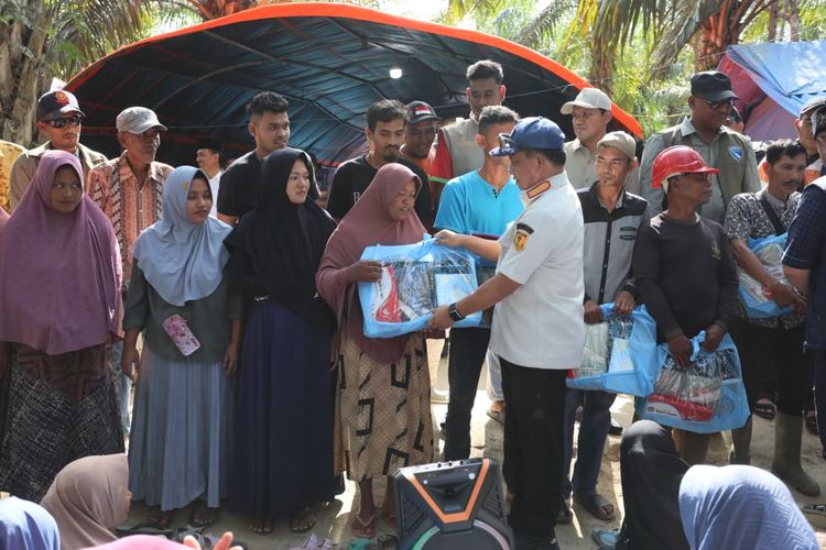 Menteri Dalam Negeri (Mendagri) sekaligus Ketua Satuan Tugas (Kasatgas) Percepatan Rehabilitasi dan Rekonstruksi Pascabencana Wilayah Sumatera Muhammad Tito Karnavian menyerahkan bantuan kepada warga terdampak bencana banjir di Dusun Kareung, Desa Buket Linteung, Kecamatan Langkahan, Aceh Utara, Aceh, Jumat (20/2/2026).