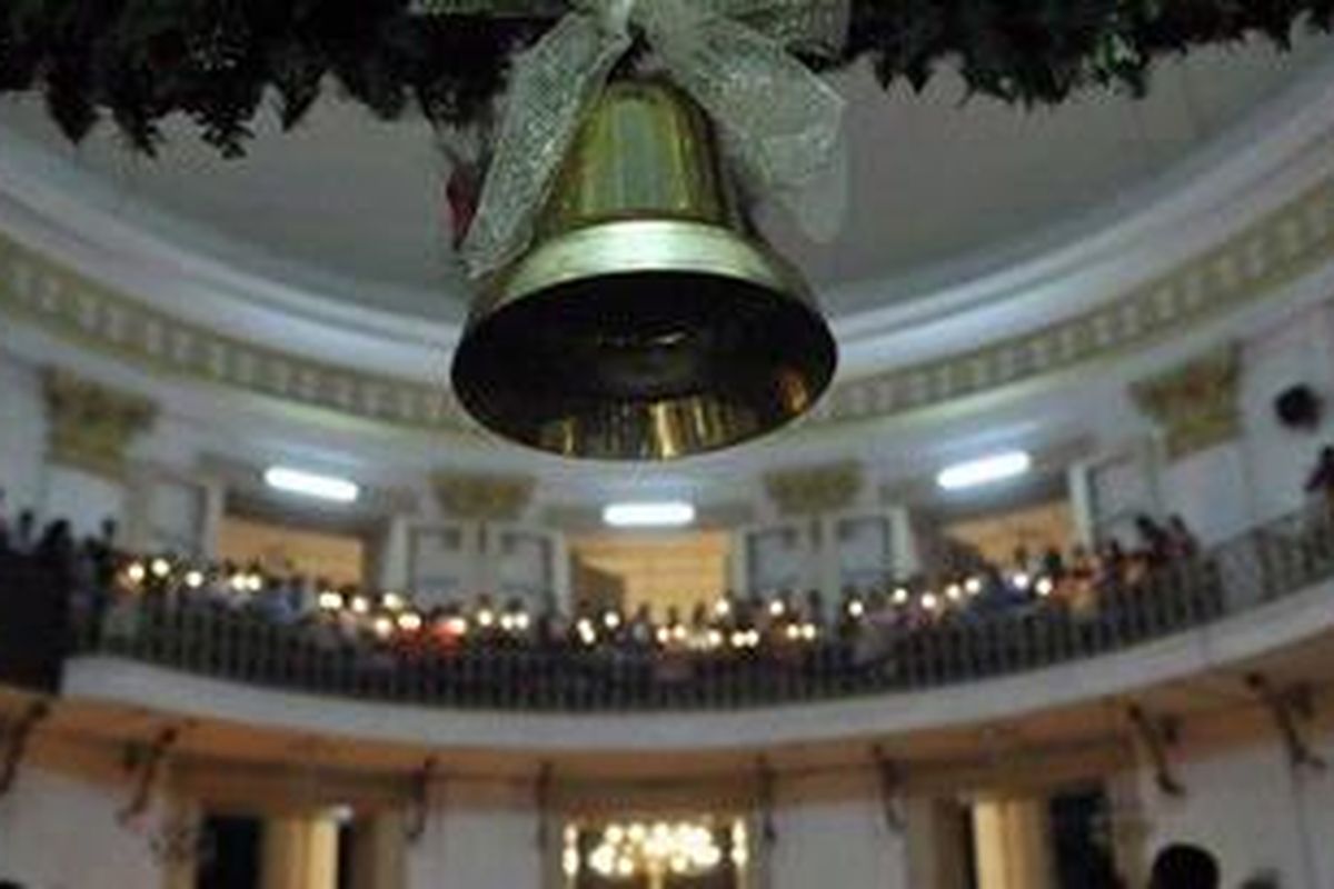 Suasana ibadah kebaktian malam Natal di Gereja Protestan Indonesia bagian Barat Immanuel, Jakarta, Sabtu (24/12). Kebaktian yang dihadiri ratusan jemaat tersebut berlangsung khitmad.  