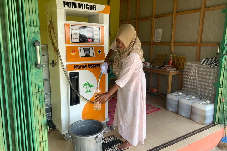 Isi Sendiri Kayak di SPBU, Cara Unik Bumdes Tunjungtejo Jual Minyak Goreng Murah yang Bikin Warga Antusias