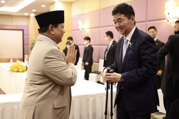 Indonesia's Defense Minister Prabowo Subianto (left) meets with his Japanese counterpart Kishi Nobuo on the sidelines of the 16th ASEAN Defense Ministers Meeting (ADMM) on Tuesday, June 21, 2022. 