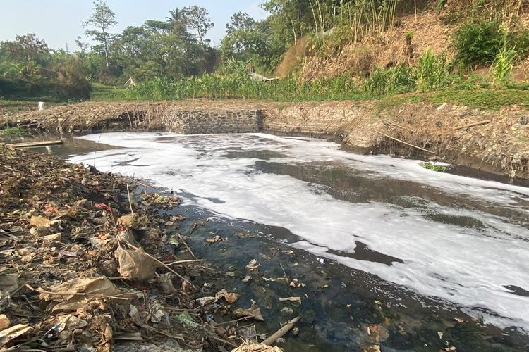 Sungai Cihaur di Bandung Barat Berbusa dan Menghitam, Warga Sebut Pencemaran Sudah 25 Tahun