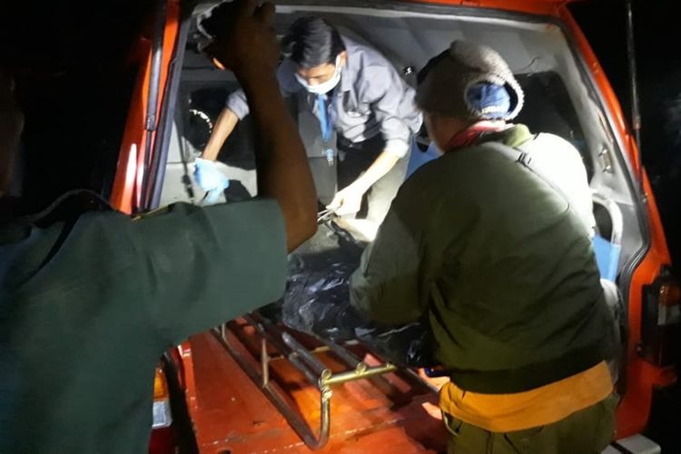 Petugas Mengevakuasi Korban yang ditemukan di Pantai Samas, Bantul Kamis (5/9/2019)