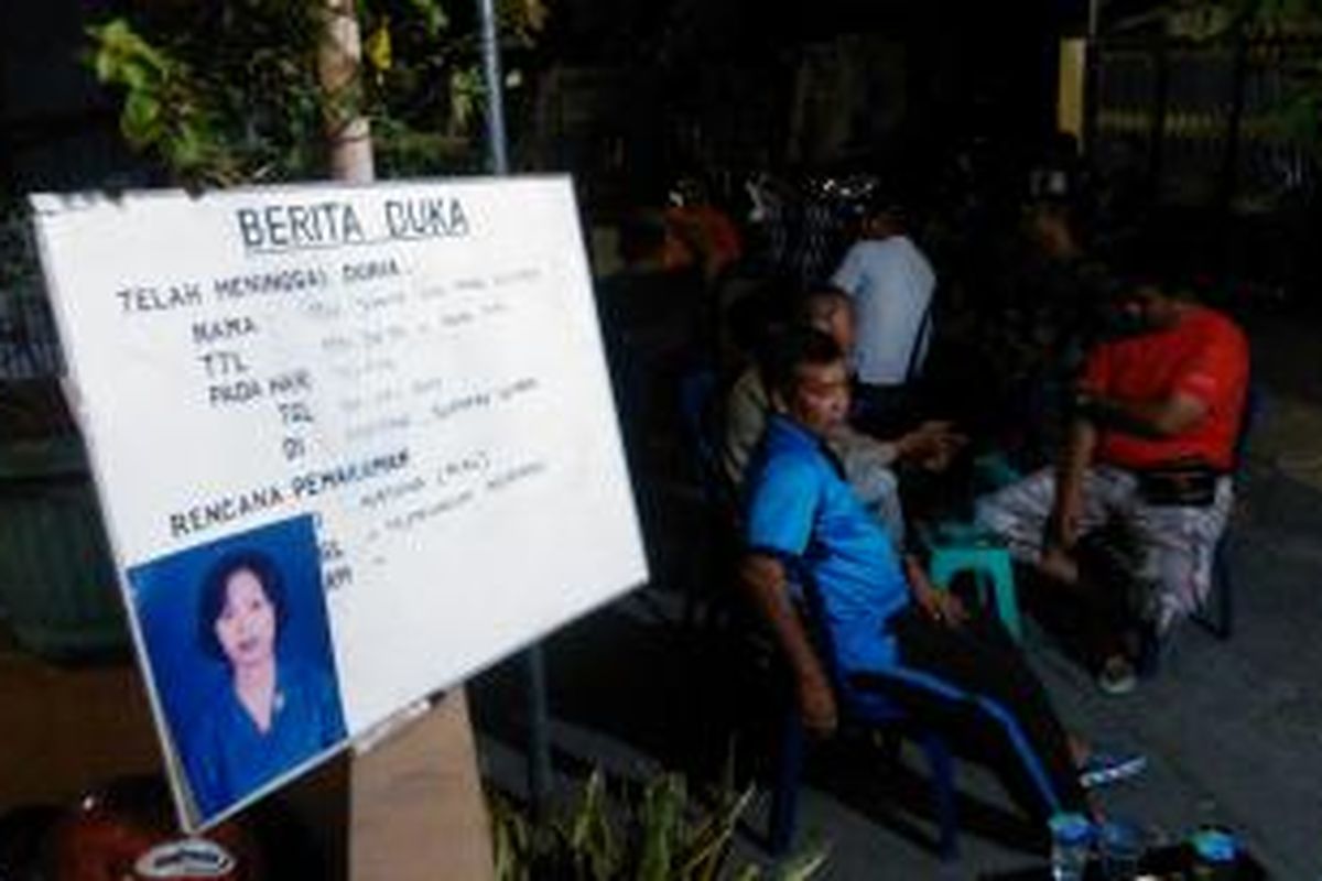 Suasana di rumah duka, Yunita (34), korban Hercules jatuh di Komplek TNI AL Dewa Kembar, Jalan Kyai Jalak B 169 Rt 08/01, Semper Timur, Cilincing, Jakarta Utara, Selasa (30/6/2015) malam.