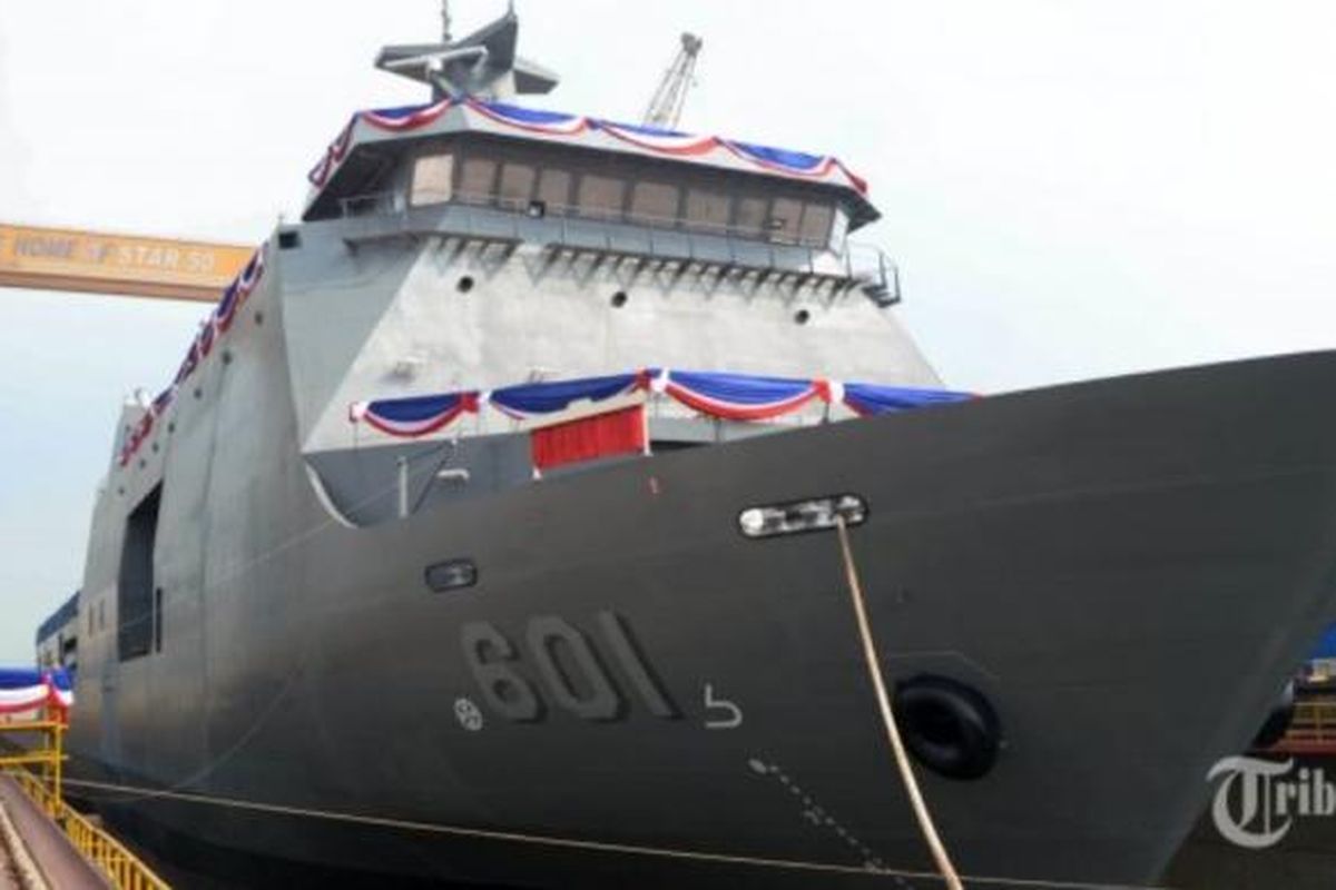 Kapal perang Strategic Sealift Vessel (SSV)-1 buatan PT PAL Indonesia pesanan Filipina sebelum peluncuran di Galangan Kapal PT PAL, Tanjung Perak, Surabaya, Senin (18/1/2016).