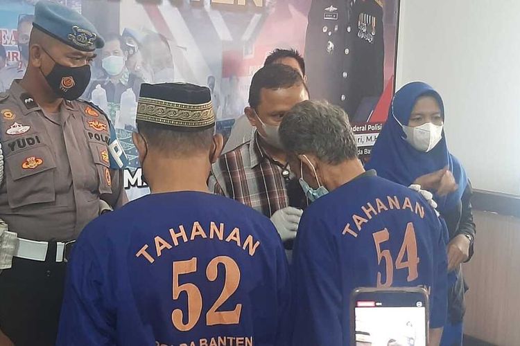 Kepala Desa Carita, Kabupaten Pandeglang, Banten US (kanan) dan SHJ (kiri) yang merupakan adik ipar korban ditetapkan sebagai tersangka mafia tanah oleh Polda Banten. 