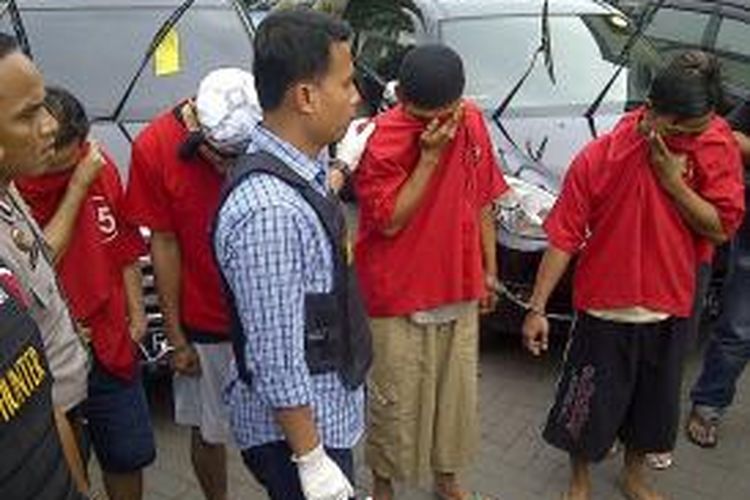 Lima pelaku pembunuhan bos keramik diamankan di mapolrestabes Surabaya.