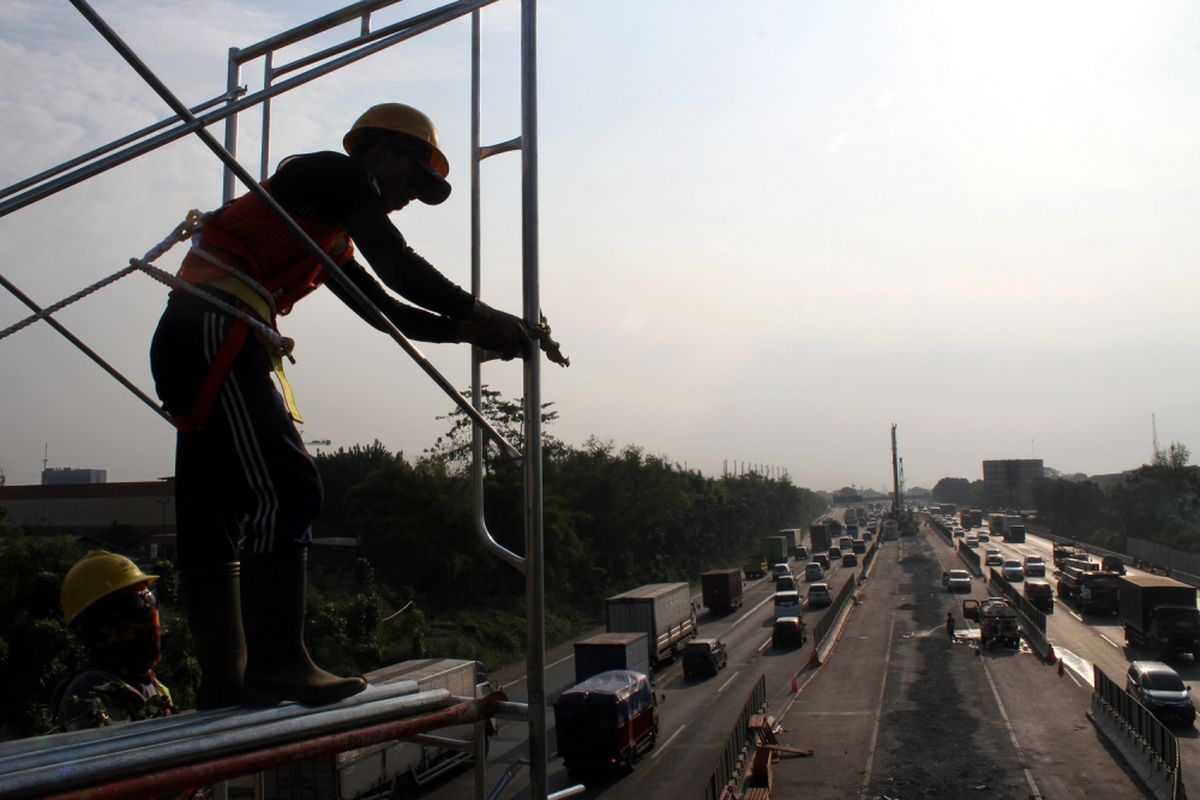 Pekerja menyelesaikan pembangunan Jalan Tol layang Jakarta-Cikampek II, di ruas Jalan Tol Jakarta-Cikampek, Cibitung, Kabupaten Bekasi, Jawa Barat, Senin (17/7/2017). Pembangunan jalan tol layang sepanjang 36 kilometer yang akan membentang dari Cikunir hingga Karawang Barat tersebut ditargetkan selesai pada 2019. 