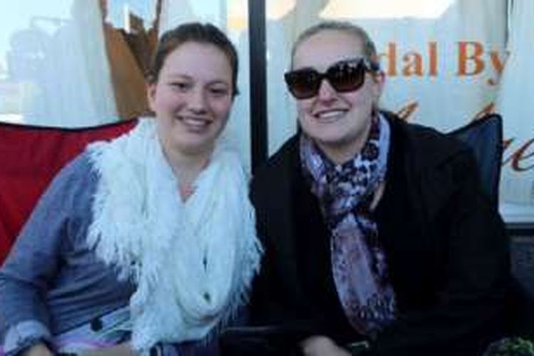 Amanda Burgess dan Jenna Inglis berkemah di luar toko gaun di Jalan Oxford, Perth, Australia sejak Senin (10/10/2016) pukul 02.00 waktu setempat.