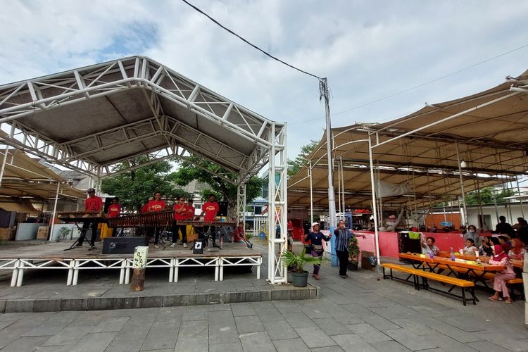 Ratusan petugas gabungan melakukan relokasi terhadap pedagang kaki lima (PKL) di kawasan wisata Kota Tua ke kawasan Kota Intan, Tamansari, Jakarta Barat, pada Senin (11/7/2022).