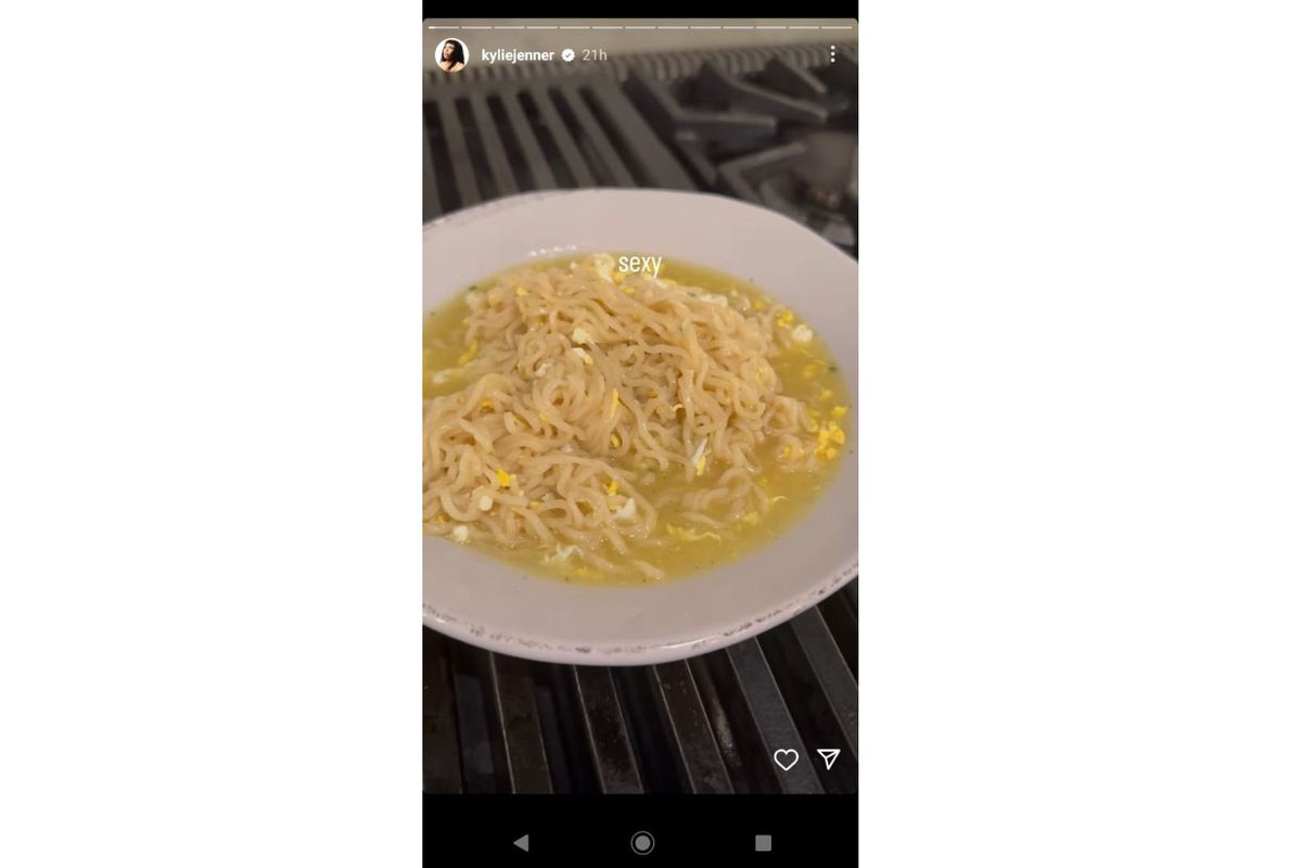 Kylie Jenner lagi-lagi membagikan video semangkuk mi instan yang diduga berasal dari Indonesia di story akun instagram pribadinya @kyliejenner, Sabtu (22/10/2022).