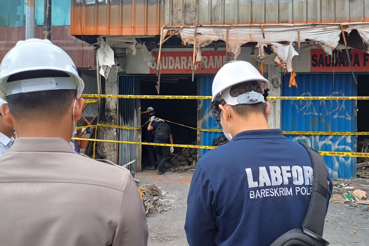 Pusat Laboratorium Forensik (Puslabfor) Mabes Polri melakukan olah tempat kejadian perkara (TKP) di toko bingkai yang terbakar di Jalan Mampang Prapatan Raya, Jakarta Selatan, Senin (22/4/2024).