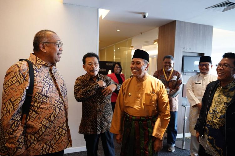 Gubernur Riau (Gubri) Syamsuar saat melakukan pertemuan dengan Komisi XI DPR RI di hotel Premiere Pekanbaru, Jumat (18/11/2022).