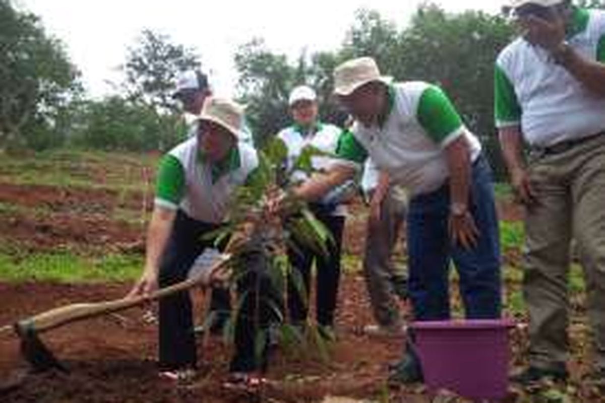 : Bupati Semarang menanam bibit pohon kelengkeng kristal dalam acara Keluarga Alumni Instiper Yogyakarta Tanam Pohon Dalam Rangka Mewujudkan Klaster Desa Buah di Stiper Edu Agro Tourism (SEAT) di Jl Raya Lemah Ireng, Kecamatan Bawen, Kabupaten Semarang, Minggu (4/12/2016) siang