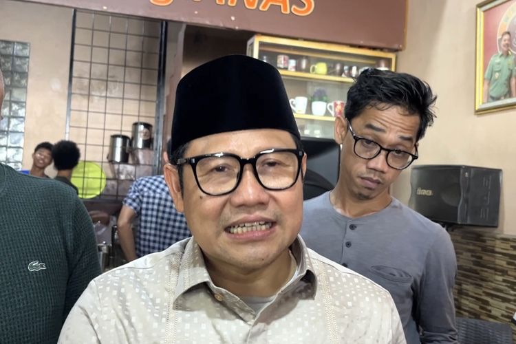 Ketua Umum Partai Kebangkitan Bangsa (PKB) Muhaimin Iskandar atau Cak Imin saat ditemui di Warung Kopi Daeng Anas, Makassar, Sulawesi Selatan, Minggu (5/5/2024).