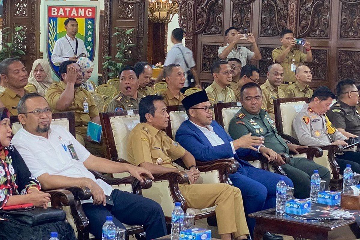Bupati Batang M Faiz Kurniawan saat mengikuti peluncuran program KDMP atau Kopdes Merah Putih secara daring bersama Wakil Bupati Batang Suyono dan jajaran Forum Koordinasi Pimpinan Daerah (Forkopimda) Batang di Aula Kantor Bupati Batang, Senin (21/7/2025). 