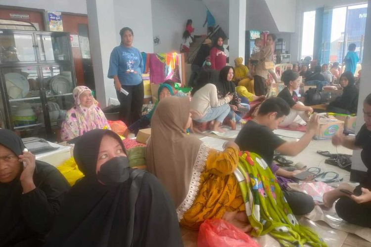 Ratusan warga korban kebakaran di kawasan Belakang Kota, Kelurahan Uritetu, Kecamatan Sirimau, Kota Ambon, Maluku yang rumahnya terbakar memilih mengungsi di ruang tunggu di Pelabuhan Slamet Riyadi Ambon, Selasa (16/5/2023)