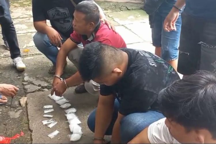 3 TKI yang diduga terlibat jaringan peredaran narkotika internasional ditangkap petugas BNNK Polman dan BNNP Sulbar di perbatasan Pinrang, Sulsel, Kamis (6/3/2024).