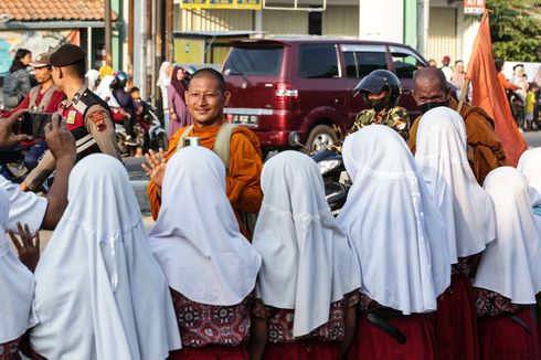 Sapa Warga di Tegal, Biksu Ucapkan Asalamualaikum